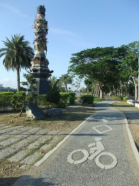 高雄蓮池潭自行車道