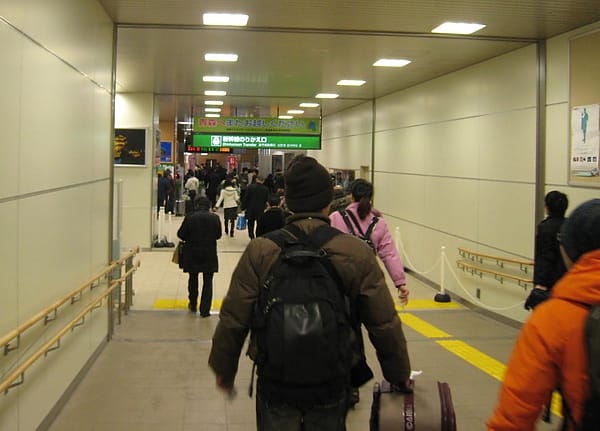 【JR東日本】東北新幹線はやぶさ 人來瘋湊熱鬧首航旅