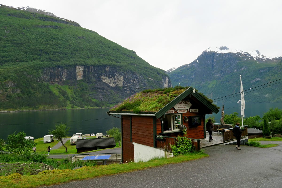 挪威No.1蓋倫格(Geiranger)峽灣邊露營-小木屋篇
