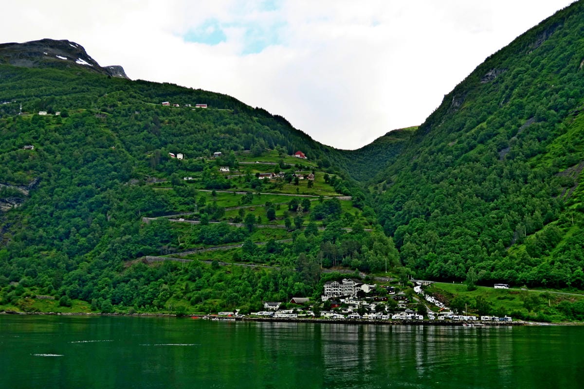 挪威No.1蓋倫格(Geiranger)峽灣邊露營-小木屋篇