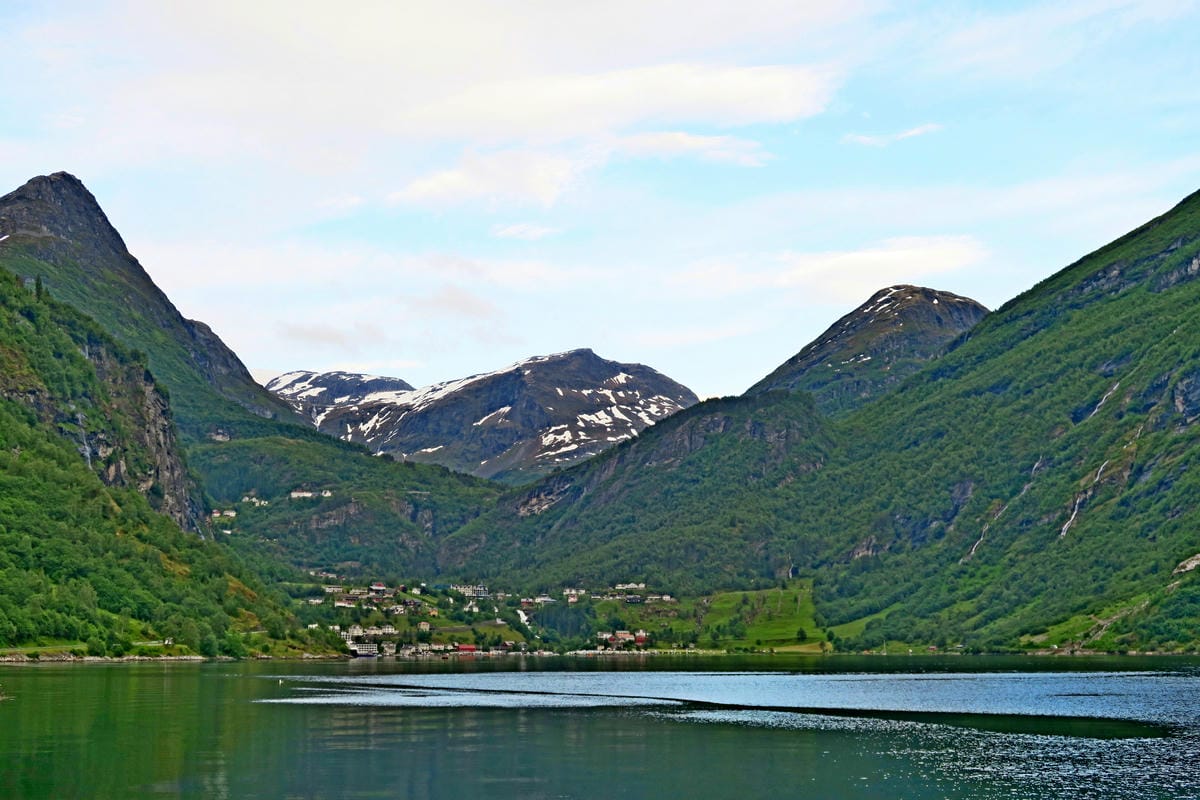挪威No.1蓋倫格(Geiranger)峽灣邊露營-仙境賞景