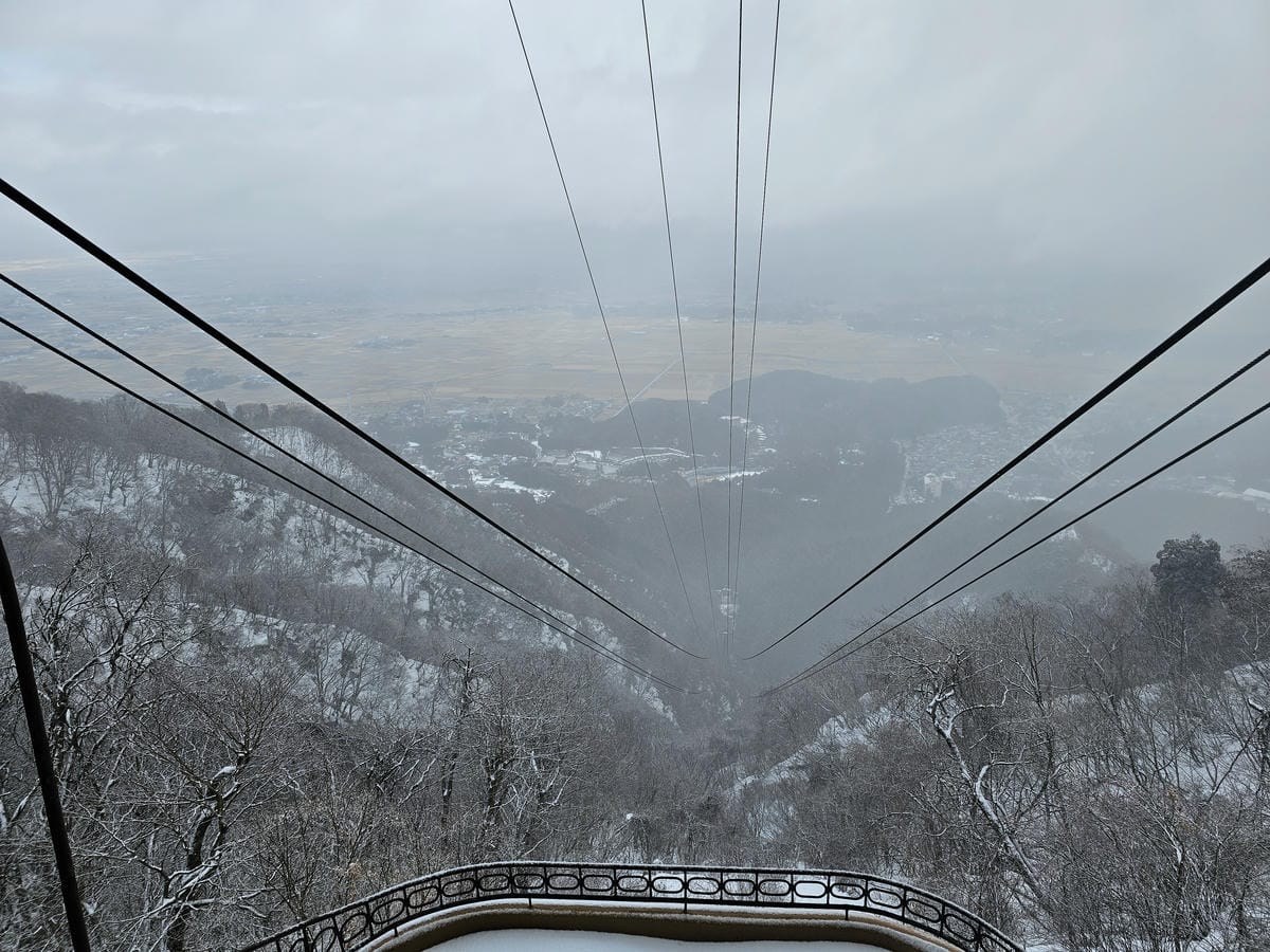 Day5-2 彌彥山頂遠眺日本海,風雨大雪&晴空萬里搭纜車一 Day5-2 彌彥山頂遠眺日本海,風雨大雪&晴空萬里搭纜車一