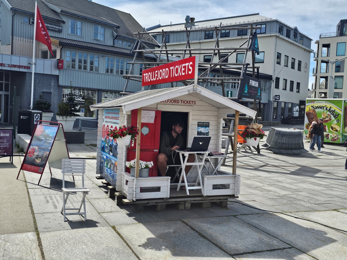 【太陽不打烊 挪威北極圈】 Day3-2 生猛羅浮敦 精靈峽灣(Trollfjord)尋鯨、賞鷹全紀錄 - 第6張圖 【太陽不打烊 挪威北極圈】 Day3-2 生猛羅浮敦 精靈峽灣(Trollfjord)尋鯨、賞鷹全紀錄