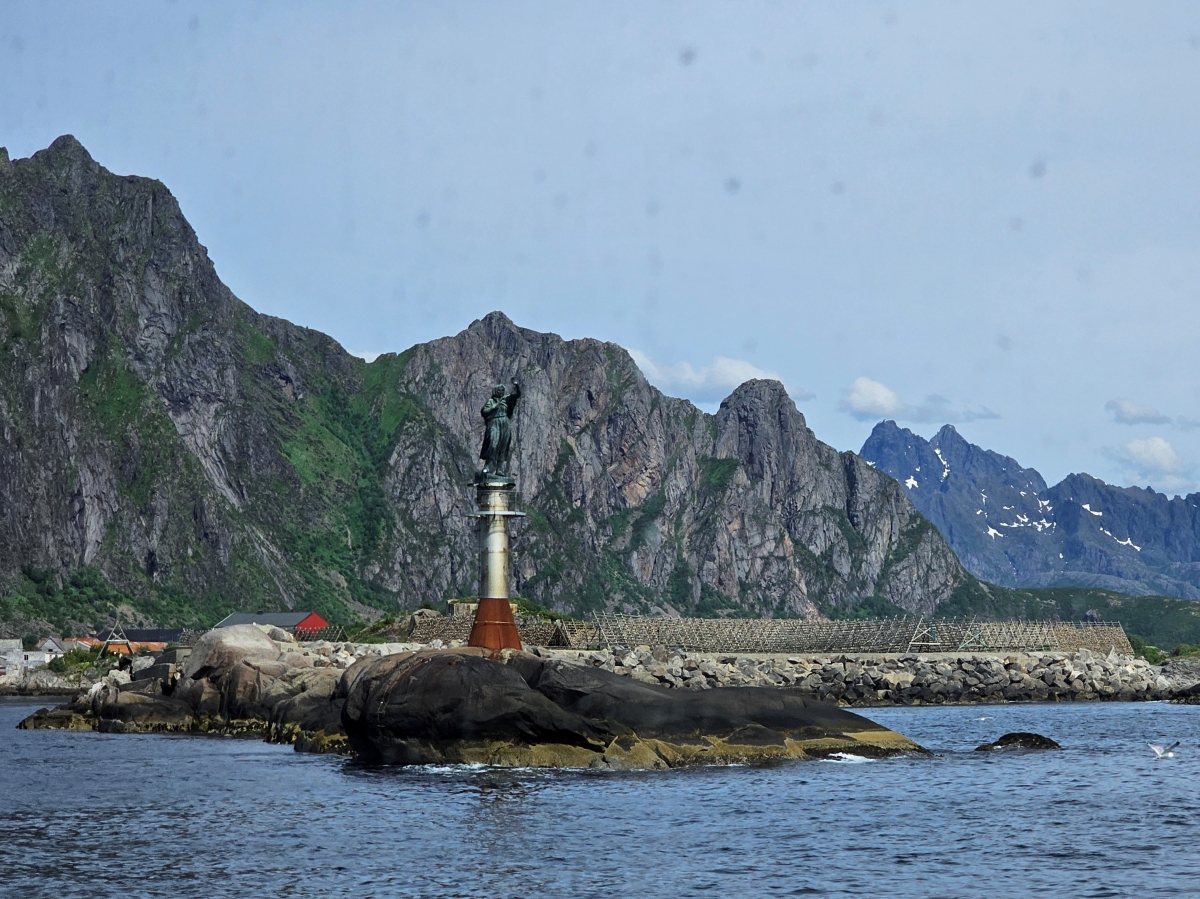 【太陽不打烊 挪威北極圈】 Day3-2 生猛羅浮敦 精靈峽灣(Trollfjord)尋鯨、賞鷹全紀錄 - 第20張圖 【太陽不打烊 挪威北極圈】 Day3-2 生猛羅浮敦 精靈峽灣(Trollfjord)尋鯨、賞鷹全紀錄