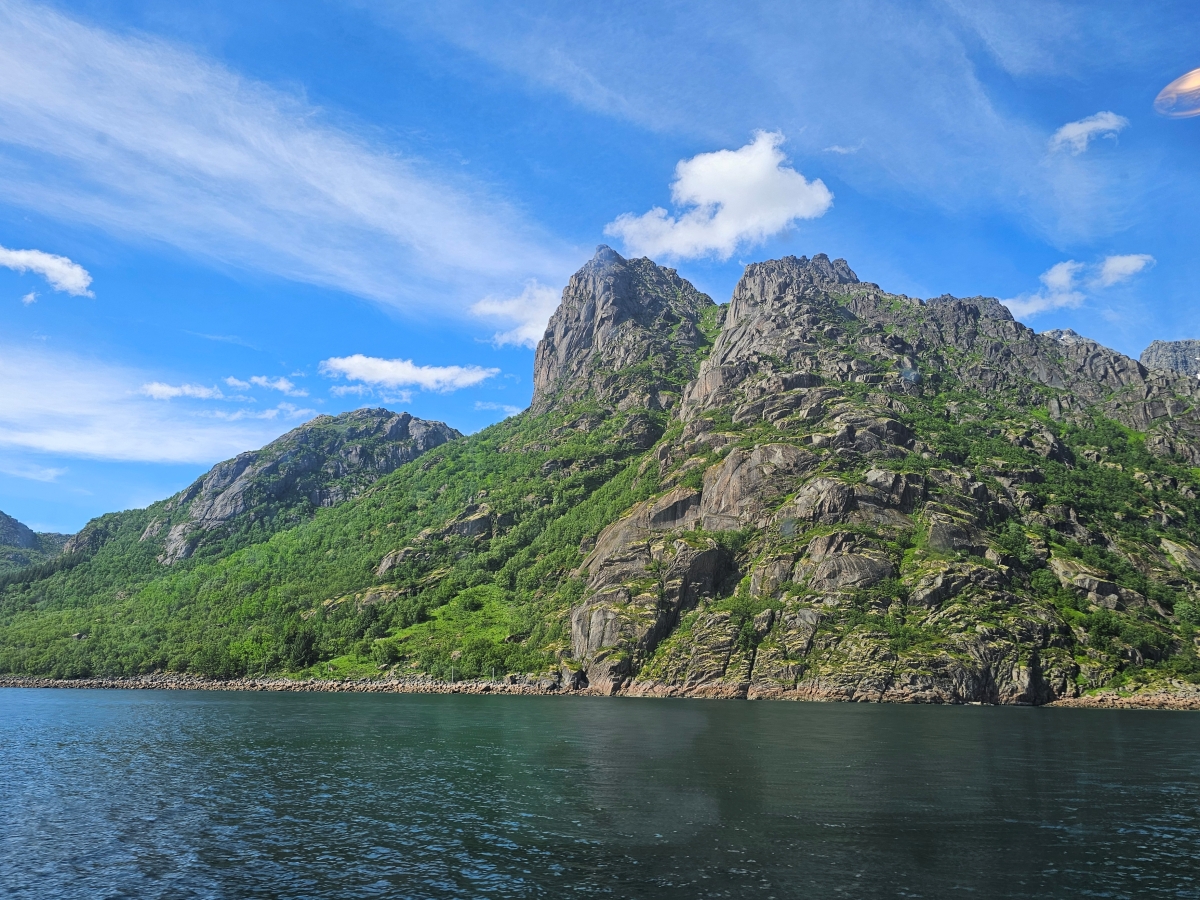 【太陽不打烊 挪威北極圈】 Day3-2 生猛羅浮敦 精靈峽灣(Trollfjord)尋鯨、賞鷹全紀錄 - 第37張圖 【太陽不打烊 挪威北極圈】 Day3-2 生猛羅浮敦 精靈峽灣(Trollfjord)尋鯨、賞鷹全紀錄