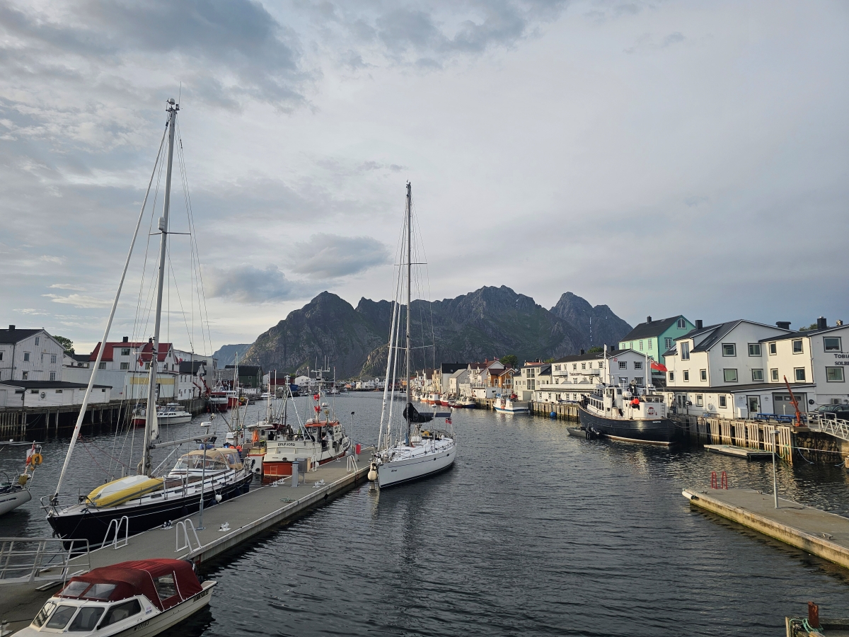 【太陽不打烊 挪威北極圈】 Day3-3 羅浮敦威尼斯Henningsvaer 暮色漫步 - 第1張圖 【太陽不打烊 挪威北極圈】 Day3-3 羅浮敦威尼斯Henningsvaer 暮色漫步
