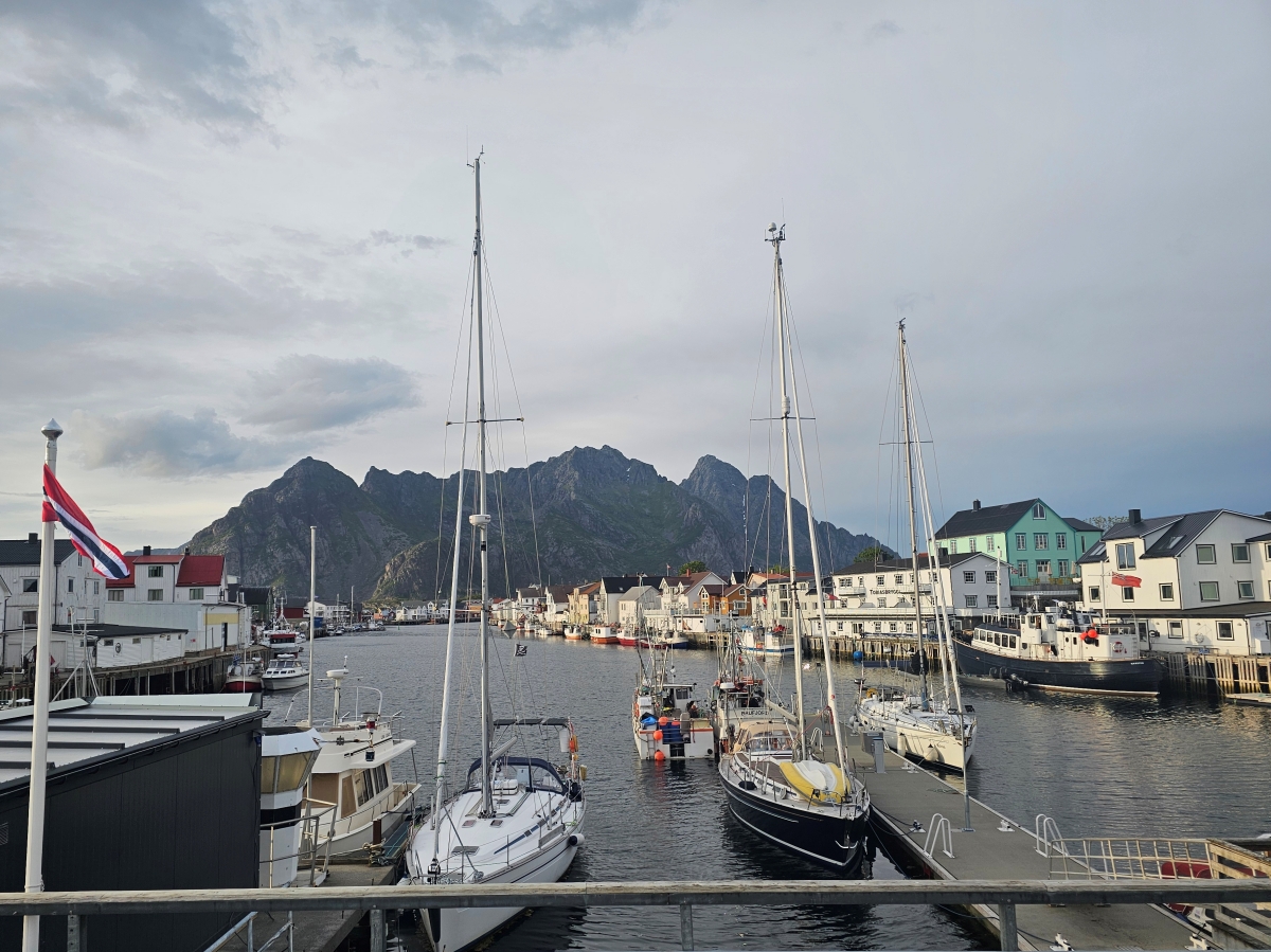 【太陽不打烊 挪威北極圈】 Day3-3 羅浮敦威尼斯Henningsvaer 暮色漫步 - 第14張圖 【太陽不打烊 挪威北極圈】 Day3-3 羅浮敦威尼斯Henningsvaer 暮色漫步