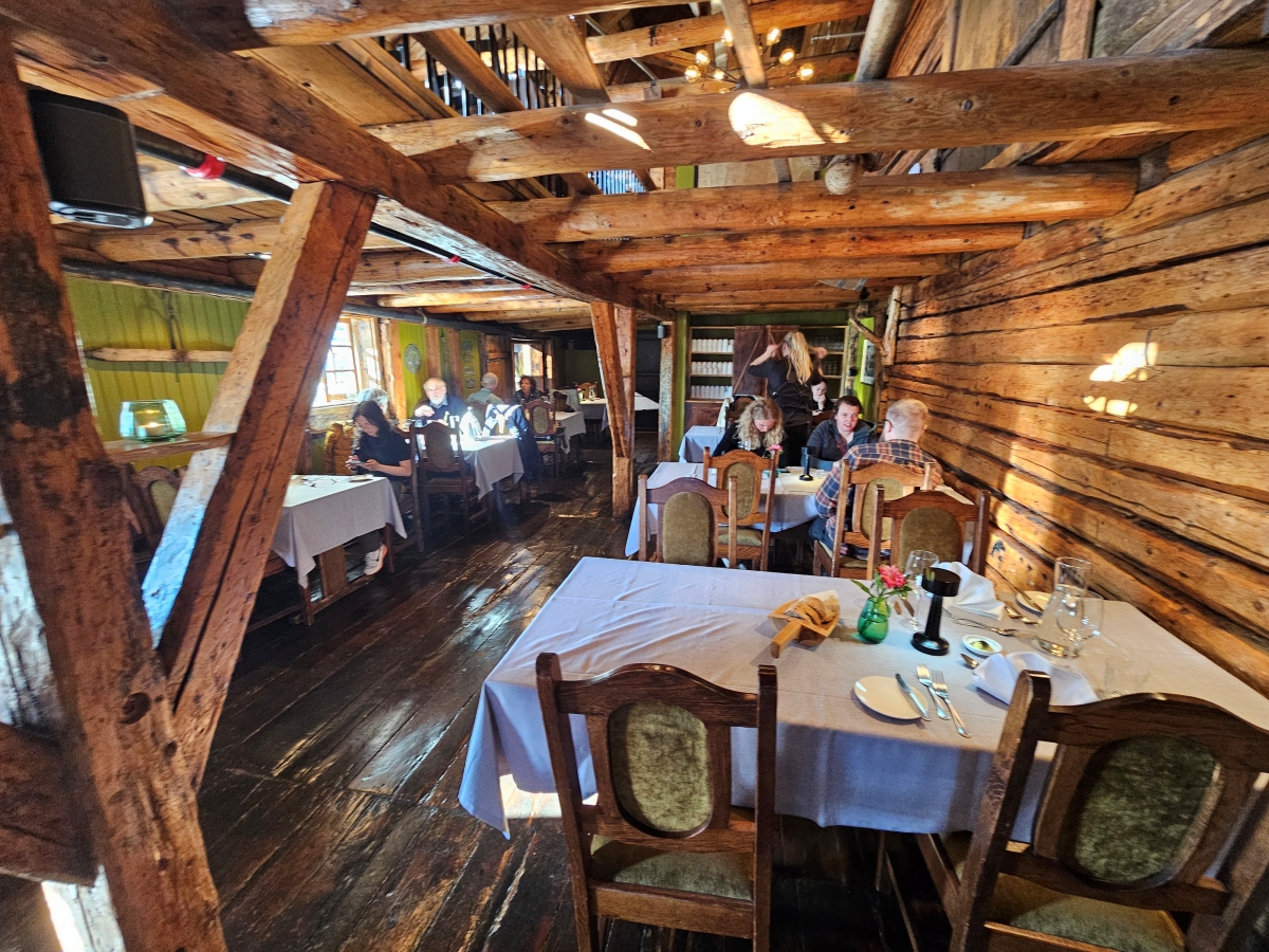 【挪威羅浮敦食記】Svolvær 海鮮餐廳 Børsen Spiseri,鯨魚肉在地體驗 - 第7張圖 【挪威羅浮敦食記】Svolvær 海鮮餐廳 Børsen Spiseri,鯨魚肉在地體驗