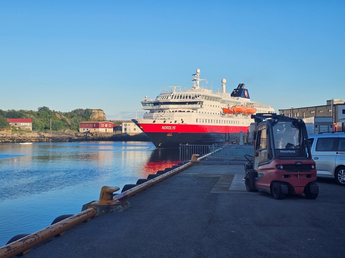 【太陽不打烊 挪威北極圈】 Day6-4 沿岸郵輪Hurtigruten:告別羅浮敦的北行航程 - 第11張圖 【太陽不打烊 挪威北極圈】 Day6-4 沿岸郵輪Hurtigruten:告別羅浮敦的北行航程