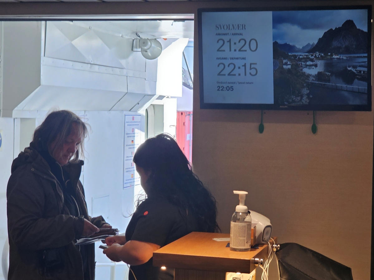 【太陽不打烊 挪威北極圈】 Day6-4 沿岸郵輪Hurtigruten:告別羅浮敦的北行航程 - 第15張圖 【太陽不打烊 挪威北極圈】 Day6-4 沿岸郵輪Hurtigruten:告別羅浮敦的北行航程