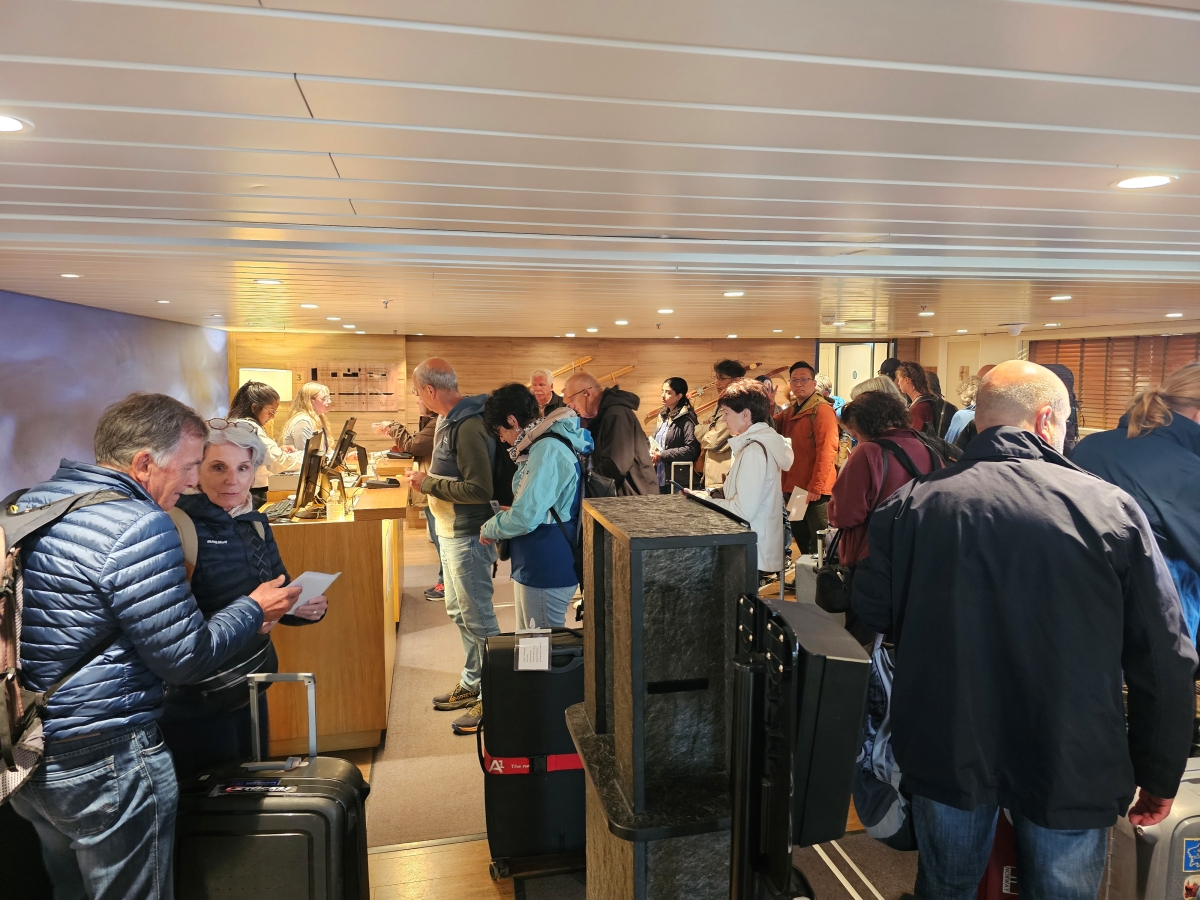 【太陽不打烊 挪威北極圈】 Day6-4 沿岸郵輪Hurtigruten:告別羅浮敦的北行航程 - 第16張圖 【太陽不打烊 挪威北極圈】 Day6-4 沿岸郵輪Hurtigruten:告別羅浮敦的北行航程