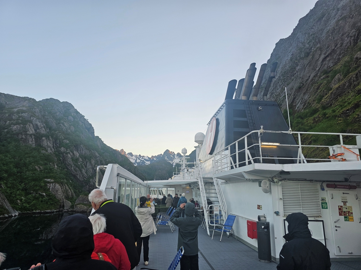 【太陽不打烊 挪威北極圈】 Day6-4 沿岸郵輪Hurtigruten:告別羅浮敦的北行航程 - 第59張圖 【太陽不打烊 挪威北極圈】 Day6-4 沿岸郵輪Hurtigruten:告別羅浮敦的北行航程