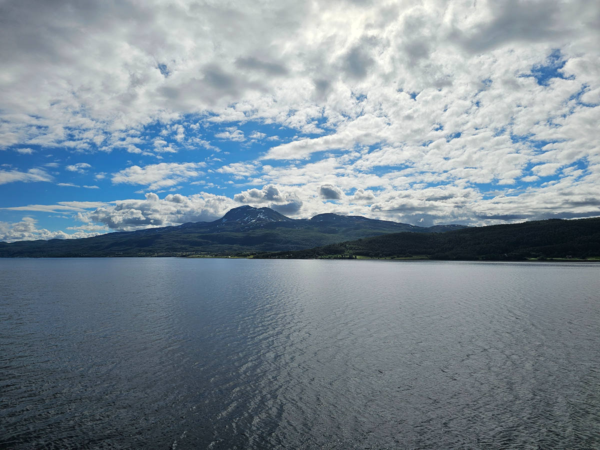 【太陽不打烊 挪威北極圈】 Day7-1 沿岸郵輪Hurtigruten:北緯 69°的海上午餐饗宴 - 第4張圖 【太陽不打烊 挪威北極圈】 Day7-1 沿岸郵輪Hurtigruten:北緯 69°的海上午餐饗宴