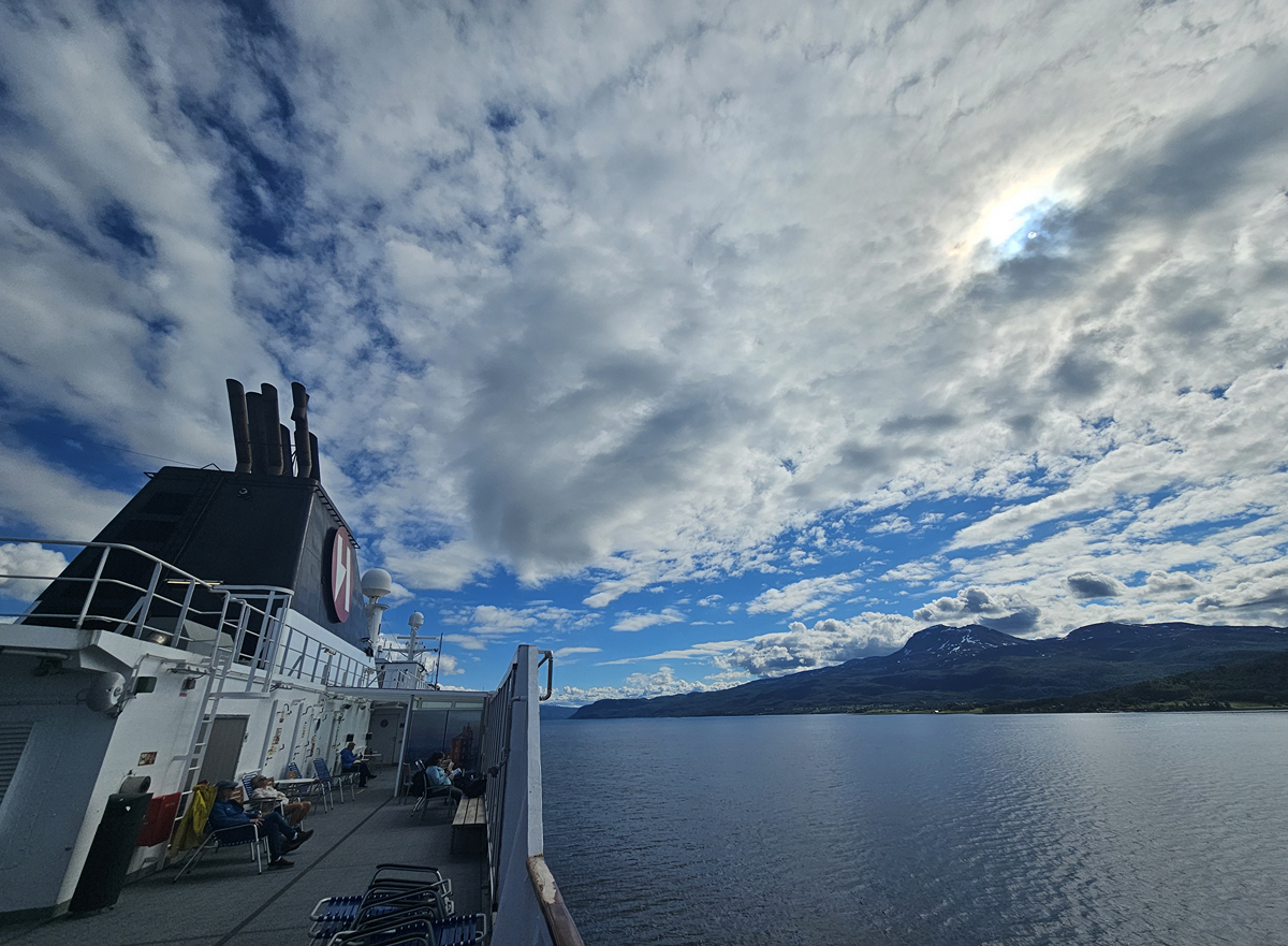 【太陽不打烊 挪威北極圈】 Day7-1 沿岸郵輪Hurtigruten:北緯 69°的海上午餐饗宴 - 第1張圖 【太陽不打烊 挪威北極圈】 Day7-1 沿岸郵輪Hurtigruten:北緯 69°的海上午餐饗宴