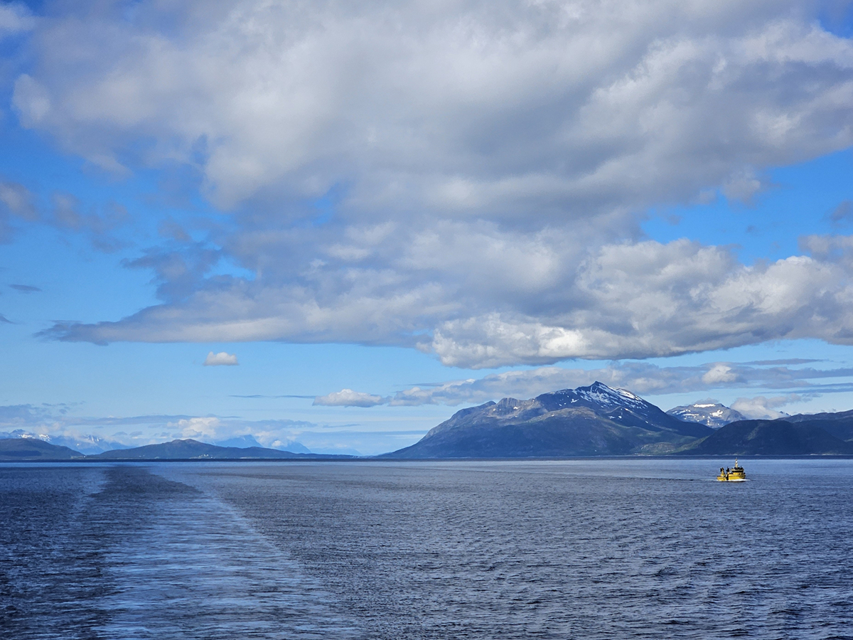 【太陽不打烊 挪威北極圈】 Day7-1 沿岸郵輪Hurtigruten:北緯 69°的海上午餐饗宴 - 第9張圖 【太陽不打烊 挪威北極圈】 Day7-1 沿岸郵輪Hurtigruten:北緯 69°的海上午餐饗宴