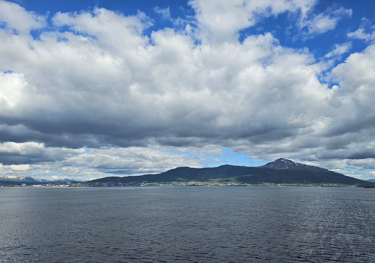 【太陽不打烊 挪威北極圈】 Day7-1 沿岸郵輪Hurtigruten:北緯 69°的海上午餐饗宴 - 第5張圖 【太陽不打烊 挪威北極圈】 Day7-1 沿岸郵輪Hurtigruten:北緯 69°的海上午餐饗宴