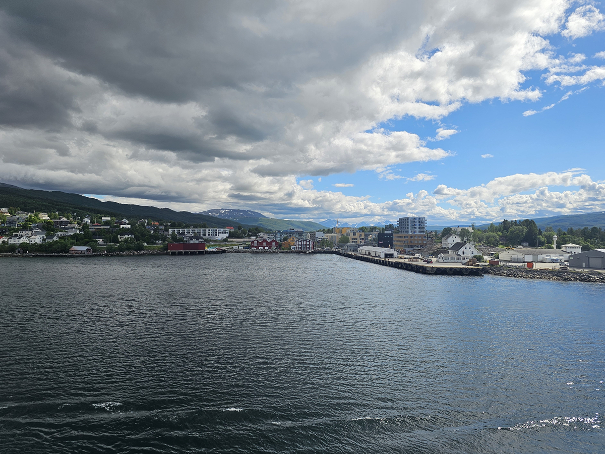 【太陽不打烊 挪威北極圈】 Day7-1 沿岸郵輪Hurtigruten:北緯 69°的海上午餐饗宴 - 第10張圖 【太陽不打烊 挪威北極圈】 Day7-1 沿岸郵輪Hurtigruten:北緯 69°的海上午餐饗宴
