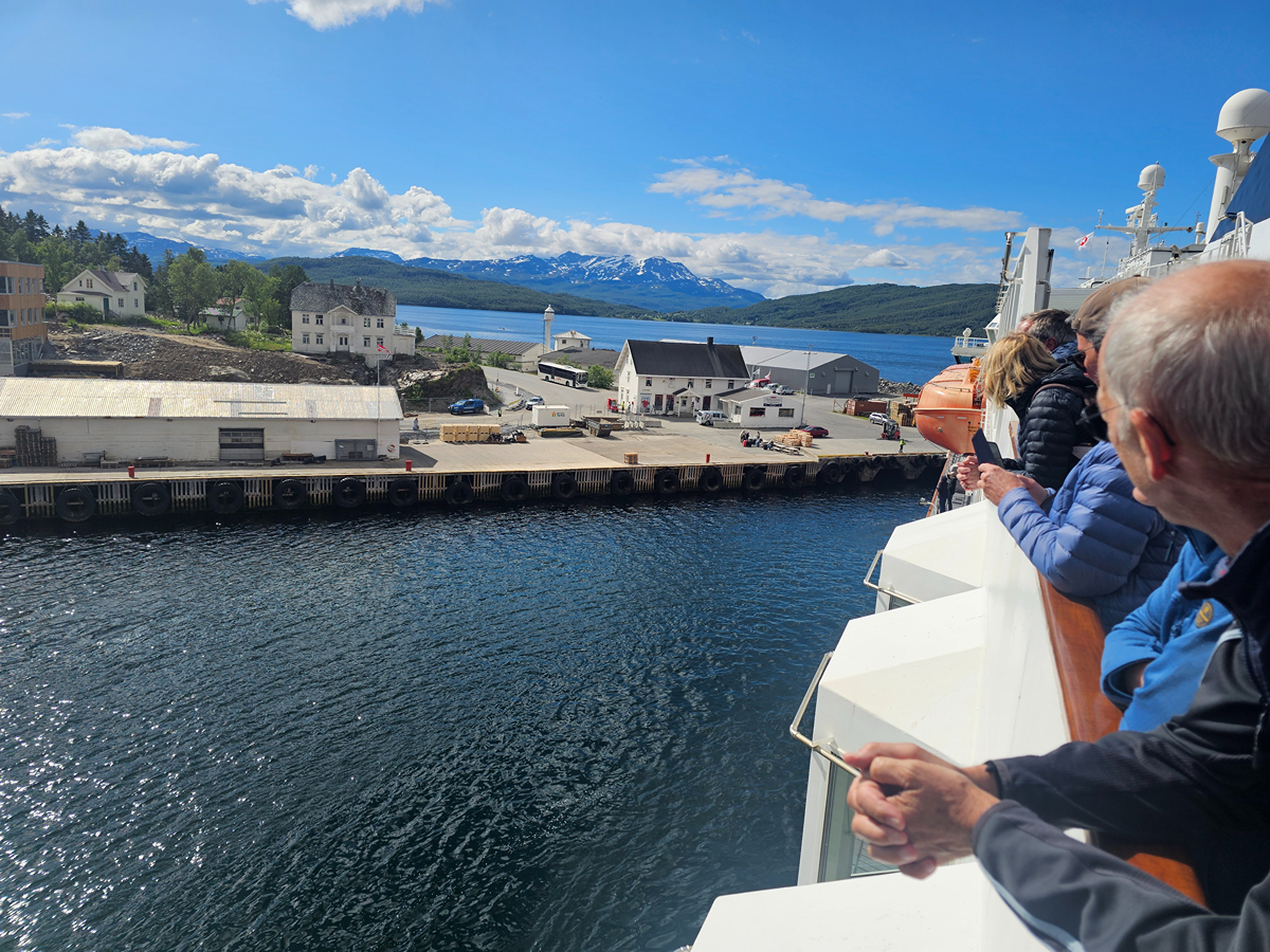 【太陽不打烊 挪威北極圈】 Day7-1 沿岸郵輪Hurtigruten:北緯 69°的海上午餐饗宴 - 第12張圖 【太陽不打烊 挪威北極圈】 Day7-1 沿岸郵輪Hurtigruten:北緯 69°的海上午餐饗宴
