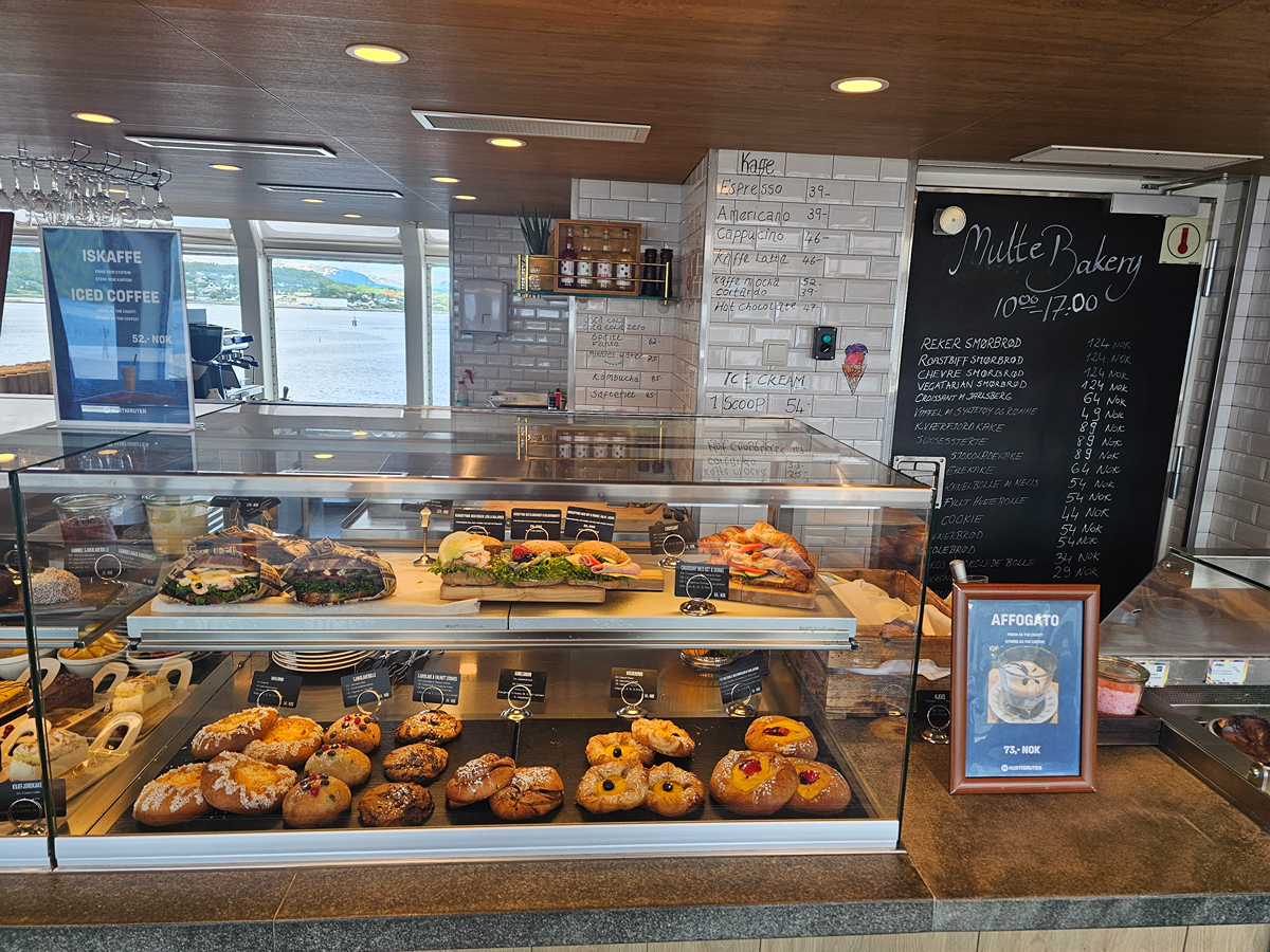 【太陽不打烊 挪威北極圈】 Day7-1 沿岸郵輪Hurtigruten:北緯 69°的海上午餐饗宴 - 第25張圖 【太陽不打烊 挪威北極圈】 Day7-1 沿岸郵輪Hurtigruten:北緯 69°的海上午餐饗宴