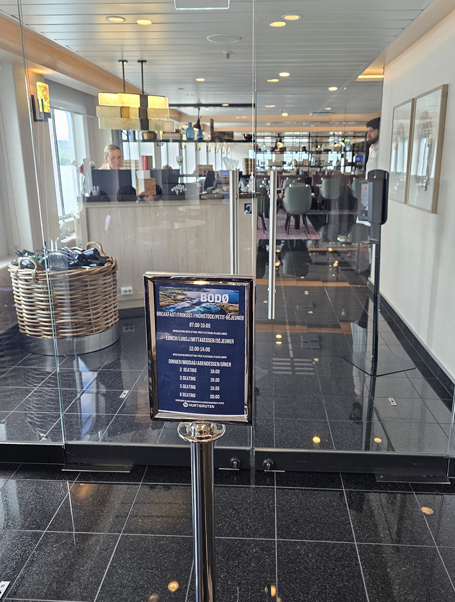 【太陽不打烊 挪威北極圈】 Day7-1 沿岸郵輪Hurtigruten:北緯 69°的海上午餐饗宴 - 第30張圖 【太陽不打烊 挪威北極圈】 Day7-1 沿岸郵輪Hurtigruten:北緯 69°的海上午餐饗宴