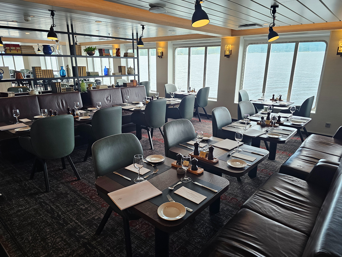 【太陽不打烊 挪威北極圈】 Day7-1 沿岸郵輪Hurtigruten:北緯 69°的海上午餐饗宴 - 第34張圖 【太陽不打烊 挪威北極圈】 Day7-1 沿岸郵輪Hurtigruten:北緯 69°的海上午餐饗宴