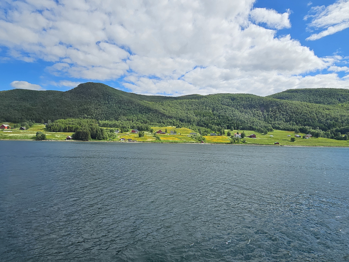 【太陽不打烊 挪威北極圈】 Day7-1 沿岸郵輪Hurtigruten:北緯 69°的海上午餐饗宴 - 第52張圖 【太陽不打烊 挪威北極圈】 Day7-1 沿岸郵輪Hurtigruten:北緯 69°的海上午餐饗宴