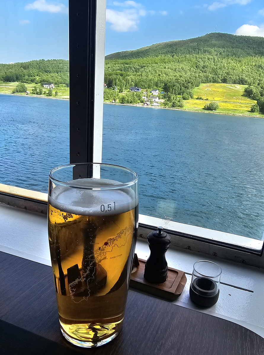 【太陽不打烊 挪威北極圈】 Day7-1 沿岸郵輪Hurtigruten:北緯 69°的海上午餐饗宴 - 第48張圖 【太陽不打烊 挪威北極圈】 Day7-1 沿岸郵輪Hurtigruten:北緯 69°的海上午餐饗宴