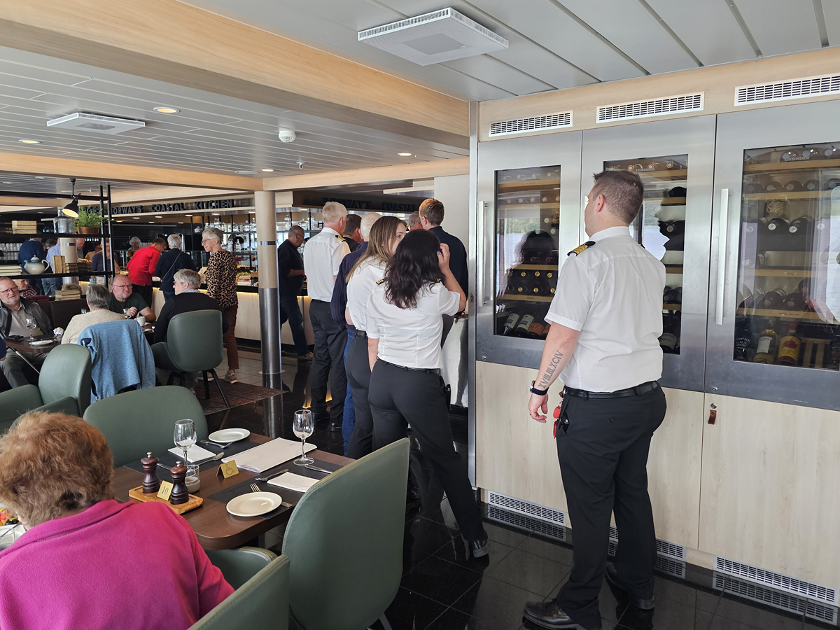 【太陽不打烊 挪威北極圈】 Day7-1 沿岸郵輪Hurtigruten:北緯 69°的海上午餐饗宴 - 第55張圖 【太陽不打烊 挪威北極圈】 Day7-1 沿岸郵輪Hurtigruten:北緯 69°的海上午餐饗宴