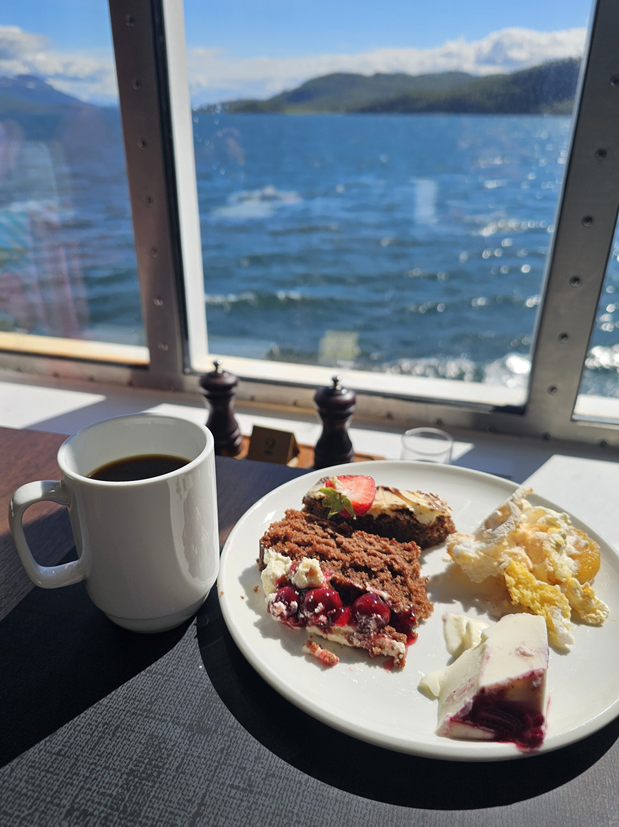 【太陽不打烊 挪威北極圈】 Day7-1 沿岸郵輪Hurtigruten:北緯 69°的海上午餐饗宴 - 第57張圖 【太陽不打烊 挪威北極圈】 Day7-1 沿岸郵輪Hurtigruten:北緯 69°的海上午餐饗宴