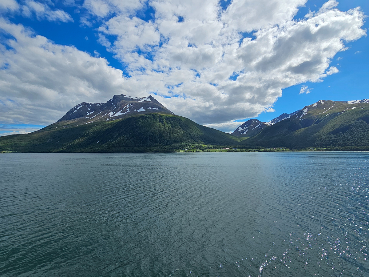 【太陽不打烊 挪威北極圈】 Day7-1 沿岸郵輪Hurtigruten:北緯 69°的海上午餐饗宴 - 第54張圖 【太陽不打烊 挪威北極圈】 Day7-1 沿岸郵輪Hurtigruten:北緯 69°的海上午餐饗宴