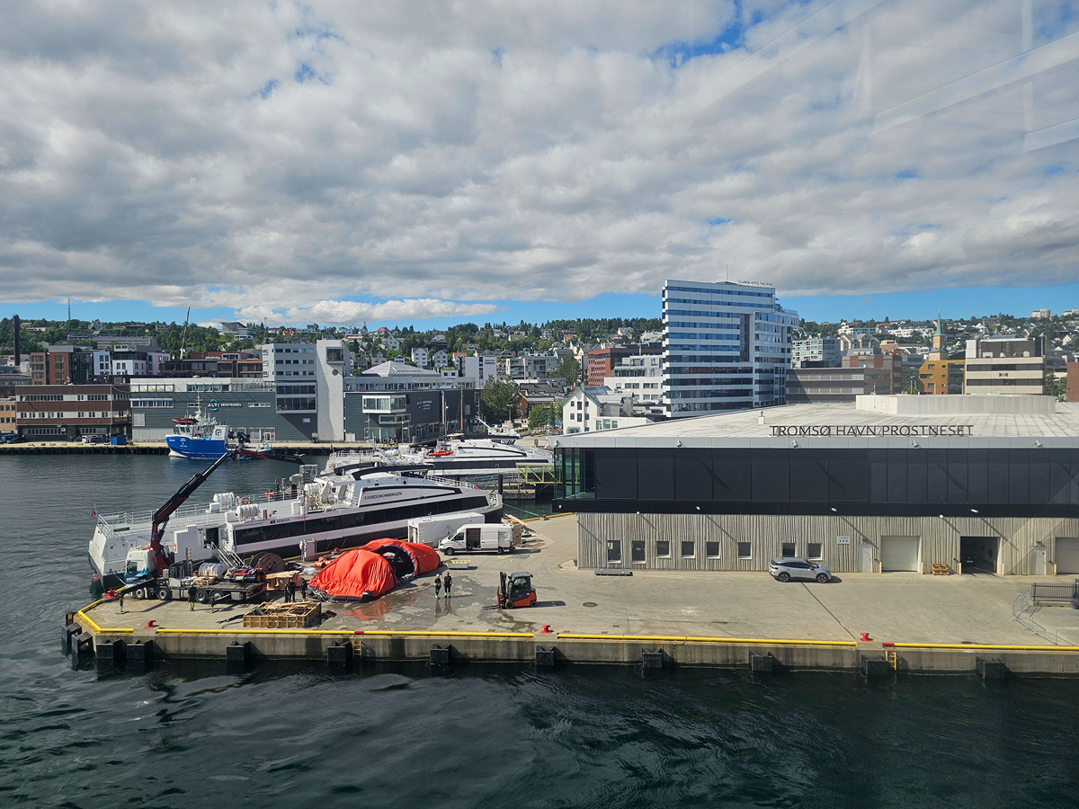 【太陽不打烊 挪威北極圈】 Day7-1 沿岸郵輪Hurtigruten:北緯 69°的海上午餐饗宴 - 第66張圖 【太陽不打烊 挪威北極圈】 Day7-1 沿岸郵輪Hurtigruten:北緯 69°的海上午餐饗宴