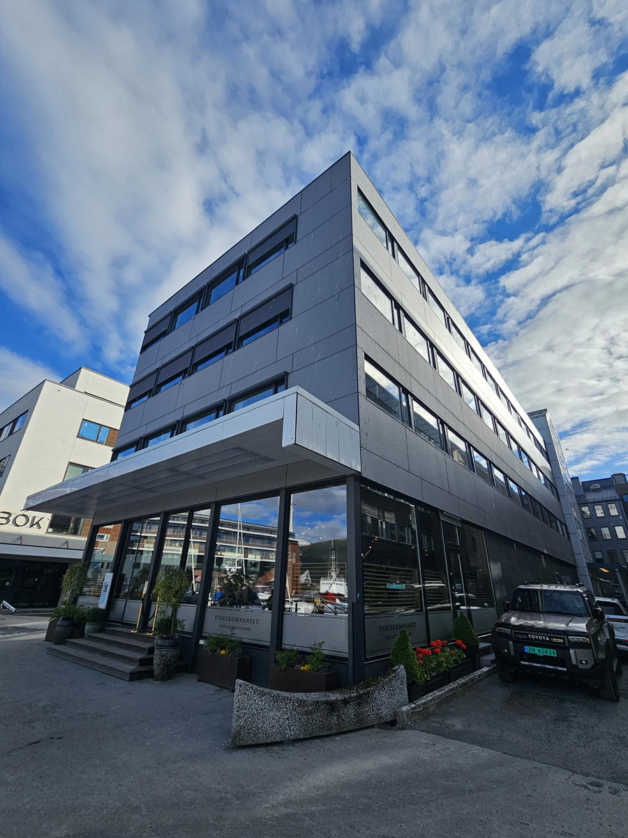 【挪威Tromsø食記】海鮮餐廳Fiskekompaniet,北極圈港邊頂級奢華,解鎖人生最貴一餐! - 第2張圖 【挪威Tromsø食記】海鮮餐廳Fiskekompaniet,北極圈港邊頂級奢華,解鎖人生最貴一餐!