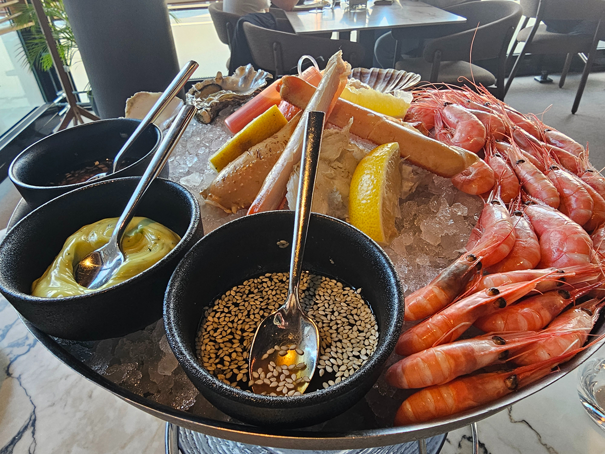 【挪威Tromsø食記】海鮮餐廳Fiskekompaniet,北極圈港邊頂級奢華,解鎖人生最貴一餐! - 第1張圖 【挪威Tromsø食記】海鮮餐廳Fiskekompaniet,北極圈港邊頂級奢華,解鎖人生最貴一餐!