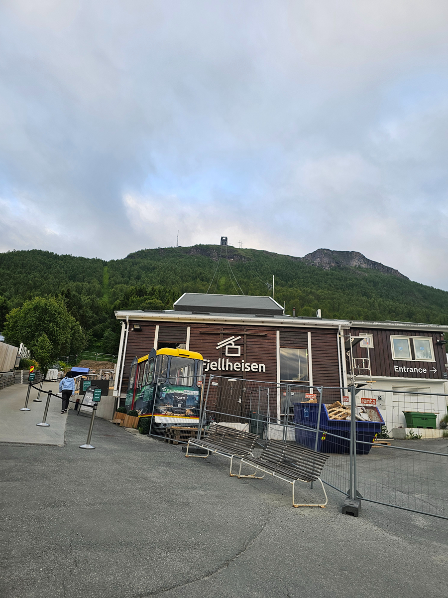 【太陽不打烊 挪威北極圈】 Day7-3 搭纜車登上北極圈頂端、欣賞 Tromsø 午夜太陽 - 第7張圖 【太陽不打烊 挪威北極圈】 Day7-3 搭纜車登上北極圈頂端、欣賞 Tromsø 午夜太陽