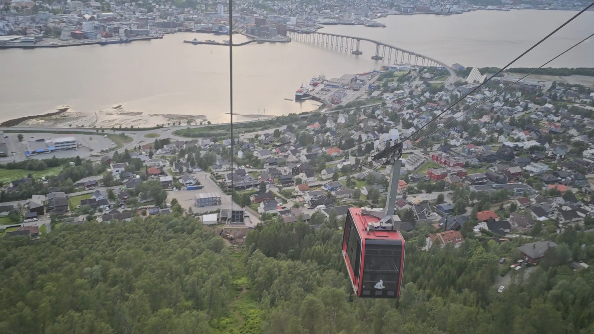 【太陽不打烊 挪威北極圈】 Day7-3 搭纜車登上北極圈頂端、欣賞 Tromsø 午夜太陽 - 第12張圖 【太陽不打烊 挪威北極圈】 Day7-3 搭纜車登上北極圈頂端、欣賞 Tromsø 午夜太陽