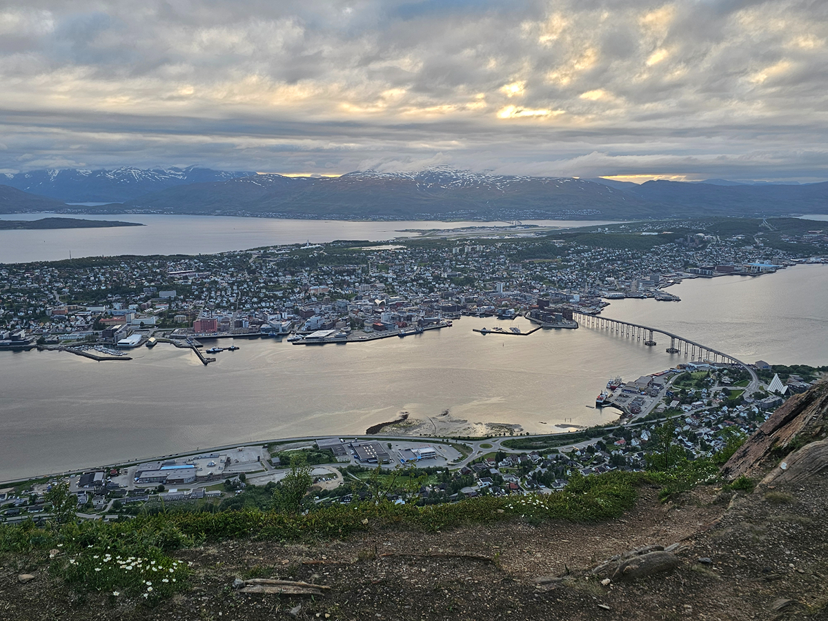 【太陽不打烊 挪威北極圈】 Day7-3 搭纜車登上北極圈頂端、欣賞 Tromsø 午夜太陽 - 第13張圖 【太陽不打烊 挪威北極圈】 Day7-3 搭纜車登上北極圈頂端、欣賞 Tromsø 午夜太陽