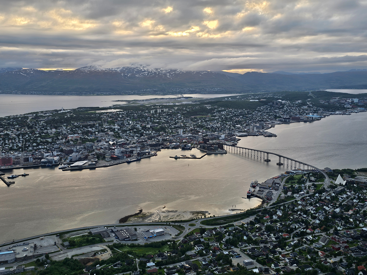 【太陽不打烊 挪威北極圈】 Day7-3 搭纜車登上北極圈頂端、欣賞 Tromsø 午夜太陽 - 第1張圖 【太陽不打烊 挪威北極圈】 Day7-3 搭纜車登上北極圈頂端、欣賞 Tromsø 午夜太陽