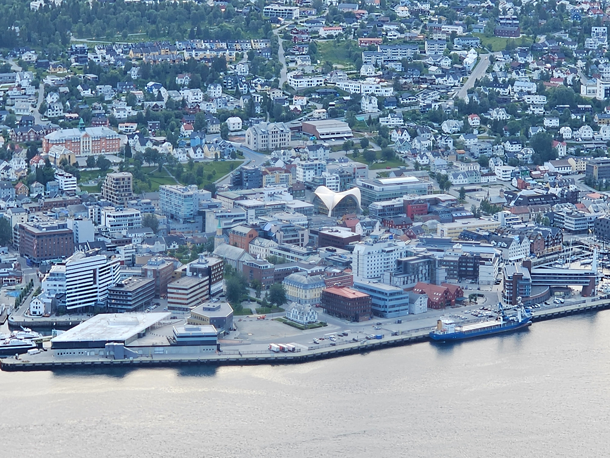 【太陽不打烊 挪威北極圈】 Day7-3 搭纜車登上北極圈頂端、欣賞 Tromsø 午夜太陽 - 第17張圖 【太陽不打烊 挪威北極圈】 Day7-3 搭纜車登上北極圈頂端、欣賞 Tromsø 午夜太陽