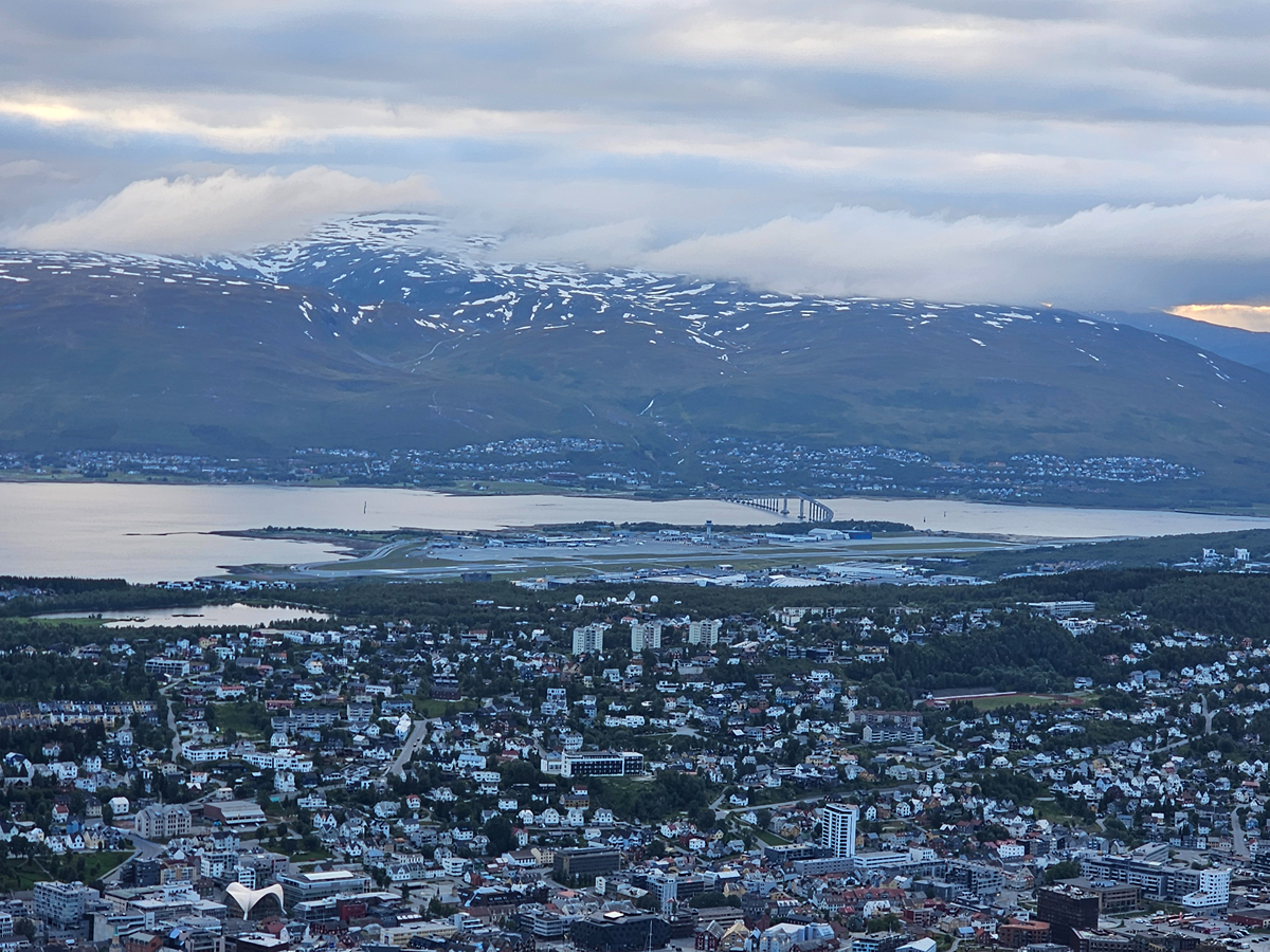 【太陽不打烊 挪威北極圈】 Day7-3 搭纜車登上北極圈頂端、欣賞 Tromsø 午夜太陽 - 第19張圖 【太陽不打烊 挪威北極圈】 Day7-3 搭纜車登上北極圈頂端、欣賞 Tromsø 午夜太陽