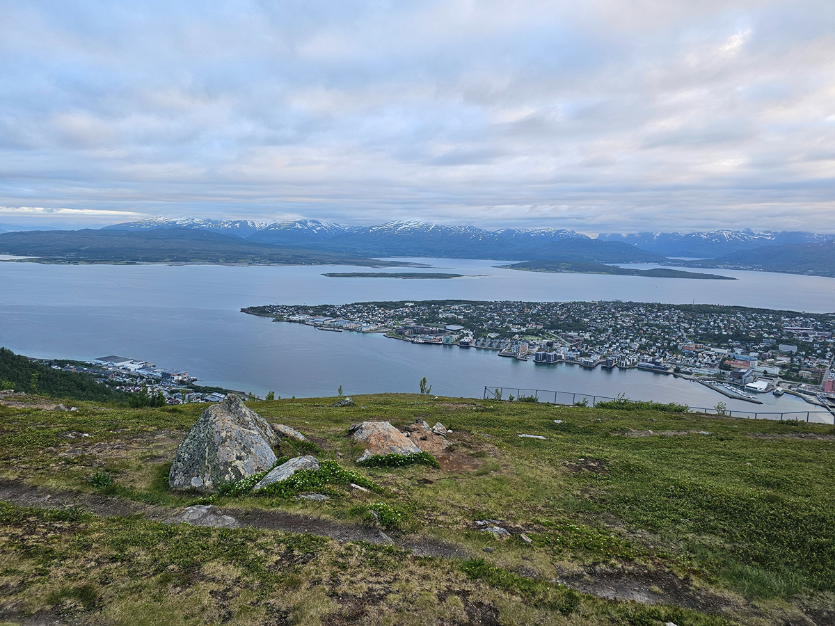 【太陽不打烊 挪威北極圈】 Day7-3 搭纜車登上北極圈頂端、欣賞 Tromsø 午夜太陽 - 第23張圖 【太陽不打烊 挪威北極圈】 Day7-3 搭纜車登上北極圈頂端、欣賞 Tromsø 午夜太陽