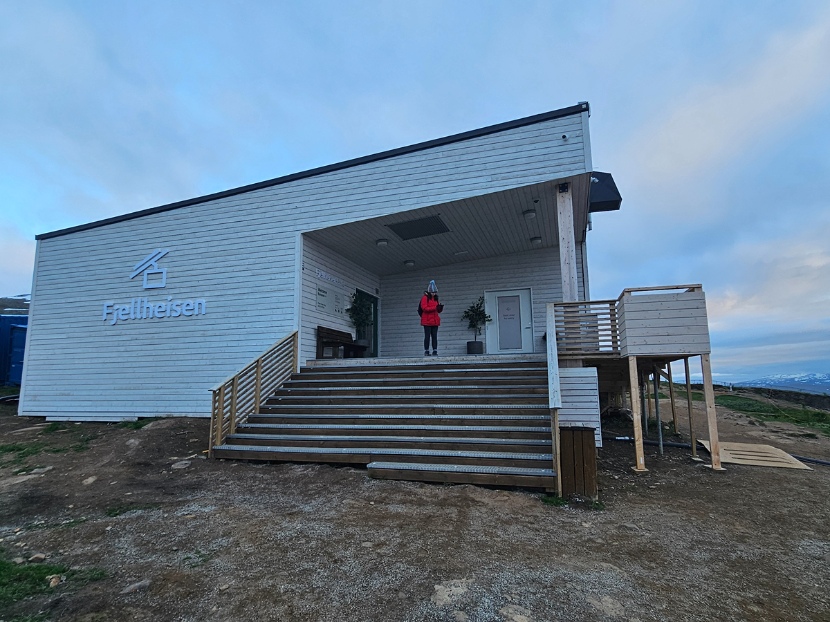 【太陽不打烊 挪威北極圈】 Day7-3 搭纜車登上北極圈頂端、欣賞 Tromsø 午夜太陽 - 第24張圖 【太陽不打烊 挪威北極圈】 Day7-3 搭纜車登上北極圈頂端、欣賞 Tromsø 午夜太陽