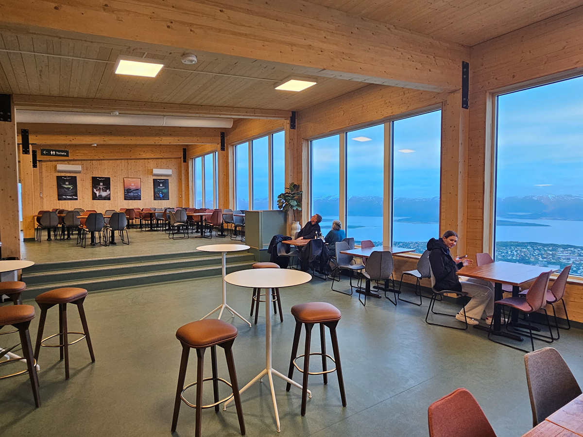 【太陽不打烊 挪威北極圈】 Day7-3 搭纜車登上北極圈頂端、欣賞 Tromsø 午夜太陽 - 第25張圖 【太陽不打烊 挪威北極圈】 Day7-3 搭纜車登上北極圈頂端、欣賞 Tromsø 午夜太陽