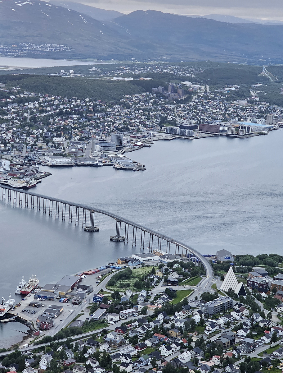 【太陽不打烊 挪威北極圈】 Day7-3 搭纜車登上北極圈頂端、欣賞 Tromsø 午夜太陽 - 第28張圖 【太陽不打烊 挪威北極圈】 Day7-3 搭纜車登上北極圈頂端、欣賞 Tromsø 午夜太陽