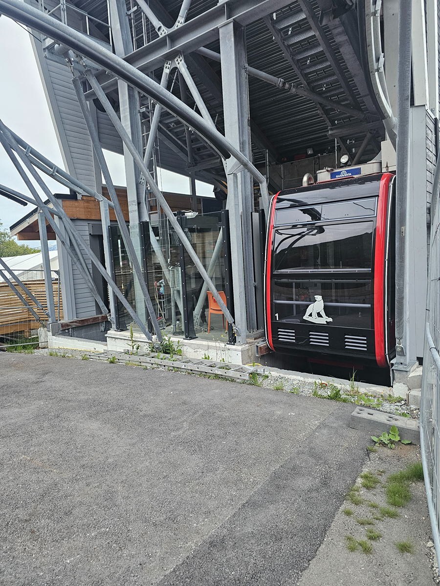 【太陽不打烊 挪威北極圈】 Day7-3 搭纜車登上北極圈頂端、欣賞 Tromsø 午夜太陽 - 第30張圖 【太陽不打烊 挪威北極圈】 Day7-3 搭纜車登上北極圈頂端、欣賞 Tromsø 午夜太陽