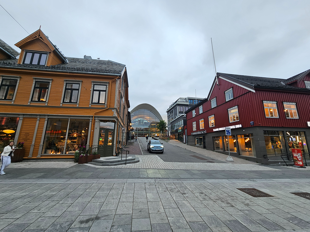 【太陽不打烊 挪威北極圈】 Day7-3 搭纜車登上北極圈頂端、欣賞 Tromsø 午夜太陽 - 第35張圖 【太陽不打烊 挪威北極圈】 Day7-3 搭纜車登上北極圈頂端、欣賞 Tromsø 午夜太陽