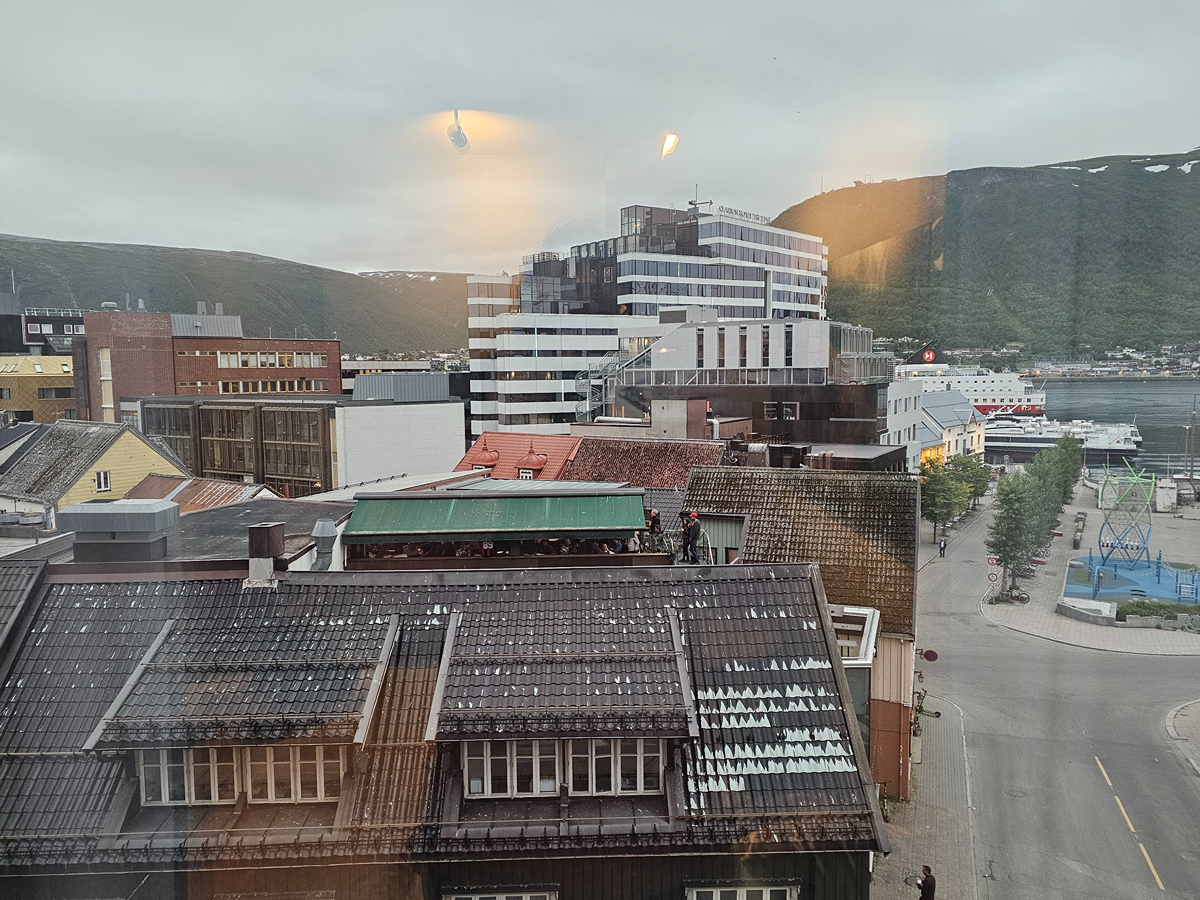 【太陽不打烊 挪威北極圈】 Day7-3 搭纜車登上北極圈頂端、欣賞 Tromsø 午夜太陽 - 第38張圖 【太陽不打烊 挪威北極圈】 Day7-3 搭纜車登上北極圈頂端、欣賞 Tromsø 午夜太陽