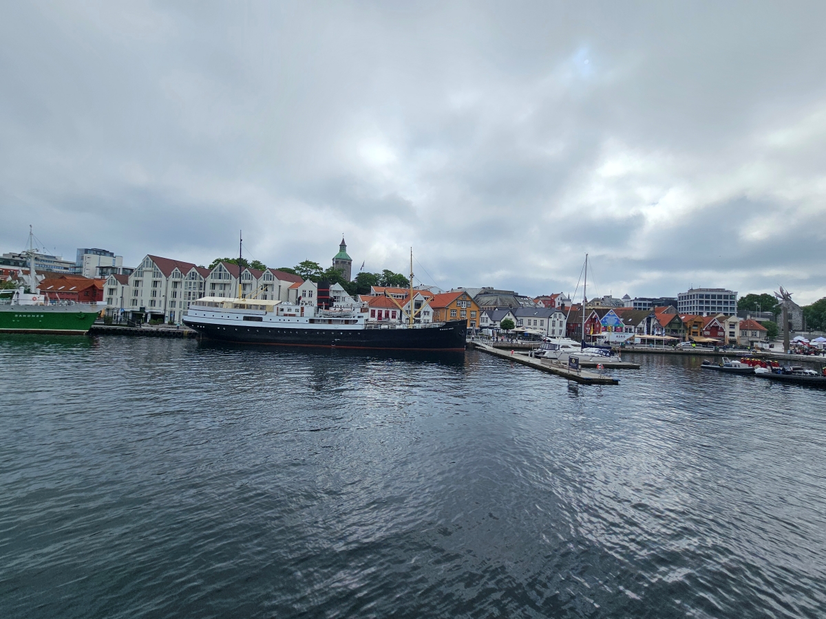 【太陽不打烊 挪威北極圈】 Day9-1 乘船穿梭呂瑟峽灣(Lysefjord):仰望千仞絕壁,體驗萬噸巨岩的震撼 - 第15張圖 【太陽不打烊 挪威北極圈】 Day9-1 乘船穿梭呂瑟峽灣(Lysefjord):仰望千仞絕壁,體驗萬噸巨岩的震撼