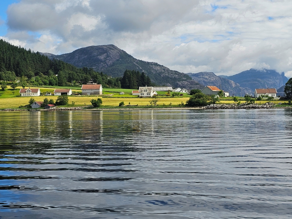 【太陽不打烊 挪威北極圈】 Day9-1 乘船穿梭呂瑟峽灣(Lysefjord):仰望千仞絕壁,體驗萬噸巨岩的震撼 - 第22張圖 【太陽不打烊 挪威北極圈】 Day9-1 乘船穿梭呂瑟峽灣(Lysefjord):仰望千仞絕壁,體驗萬噸巨岩的震撼
