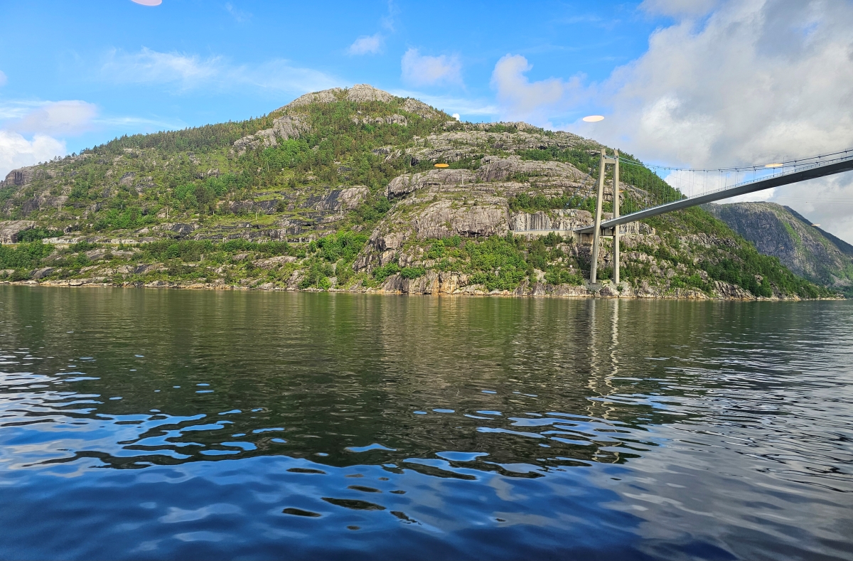 【太陽不打烊 挪威北極圈】 Day9-1 乘船穿梭呂瑟峽灣(Lysefjord):仰望千仞絕壁,體驗萬噸巨岩的震撼 - 第24張圖 【太陽不打烊 挪威北極圈】 Day9-1 乘船穿梭呂瑟峽灣(Lysefjord):仰望千仞絕壁,體驗萬噸巨岩的震撼