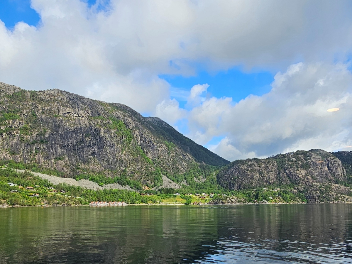 【太陽不打烊 挪威北極圈】 Day9-1 乘船穿梭呂瑟峽灣(Lysefjord):仰望千仞絕壁,體驗萬噸巨岩的震撼 - 第25張圖 【太陽不打烊 挪威北極圈】 Day9-1 乘船穿梭呂瑟峽灣(Lysefjord):仰望千仞絕壁,體驗萬噸巨岩的震撼